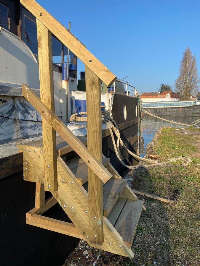 Peniche "Louise Michel" Sejournez Dans L'Appartement Du Capitaine, Offrez Vous Une Experience Inoubliable Au Fil De L'Eau Дуэ Экстерьер фото